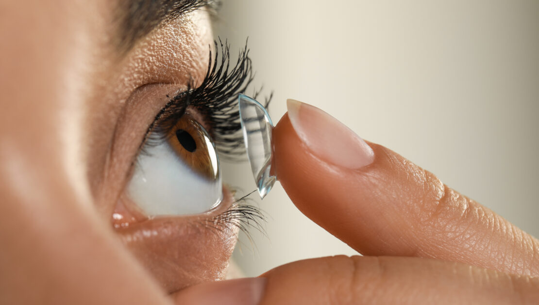 how to wear contact lens - oswal eye care