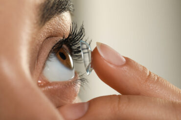 how to wear contact lens - oswal eye care
