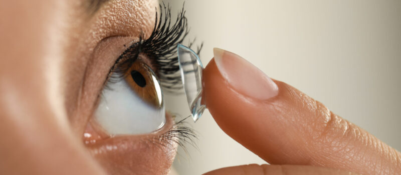 how to wear contact lens - oswal eye care