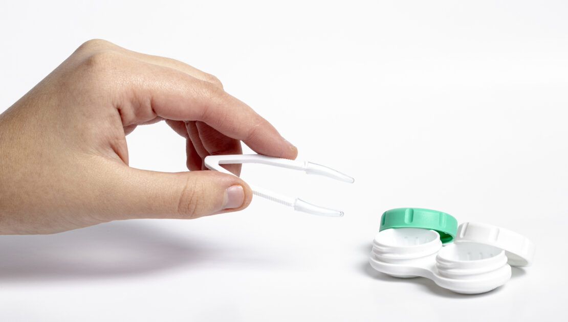 how to wear contact lens for the first time - oswal eye care