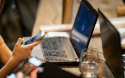 Screens Really Strain Your Eyes